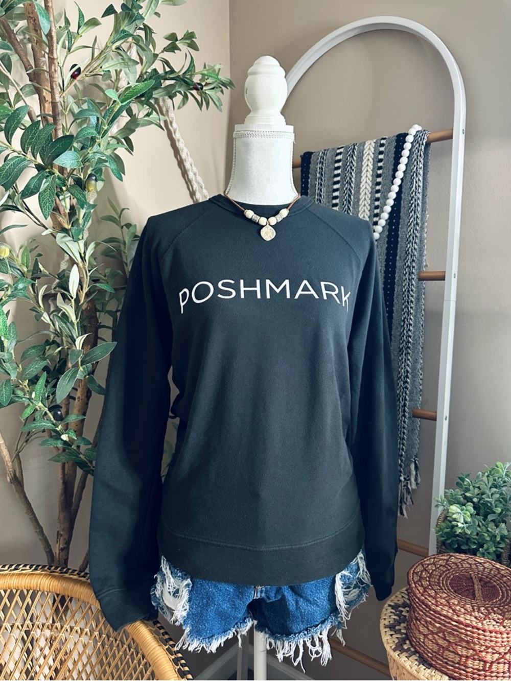 Poshmark Logo Sweatshirt Black Crewneck Pullover Size Small Casual Graphic